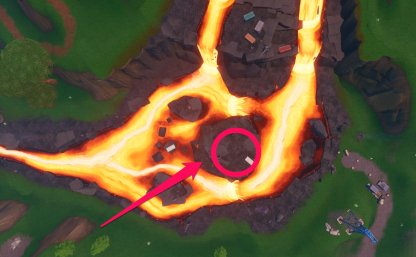 Au milieu de la rivière de lave vue à vol d'oiseau