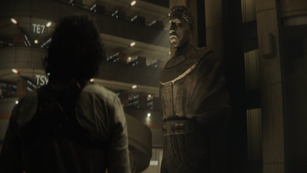 Loki regardant comme une autre forme de Celui qui reste, connu sous le nom de Kang, contrôle désormais la TVA.