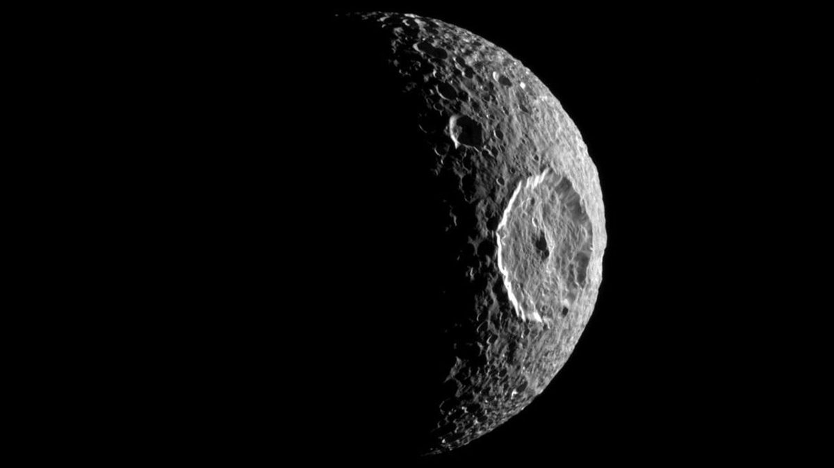 La lune "Death Star" de Saturne pourrait être un monde océanique caché selon une nouvelle étude curieuse