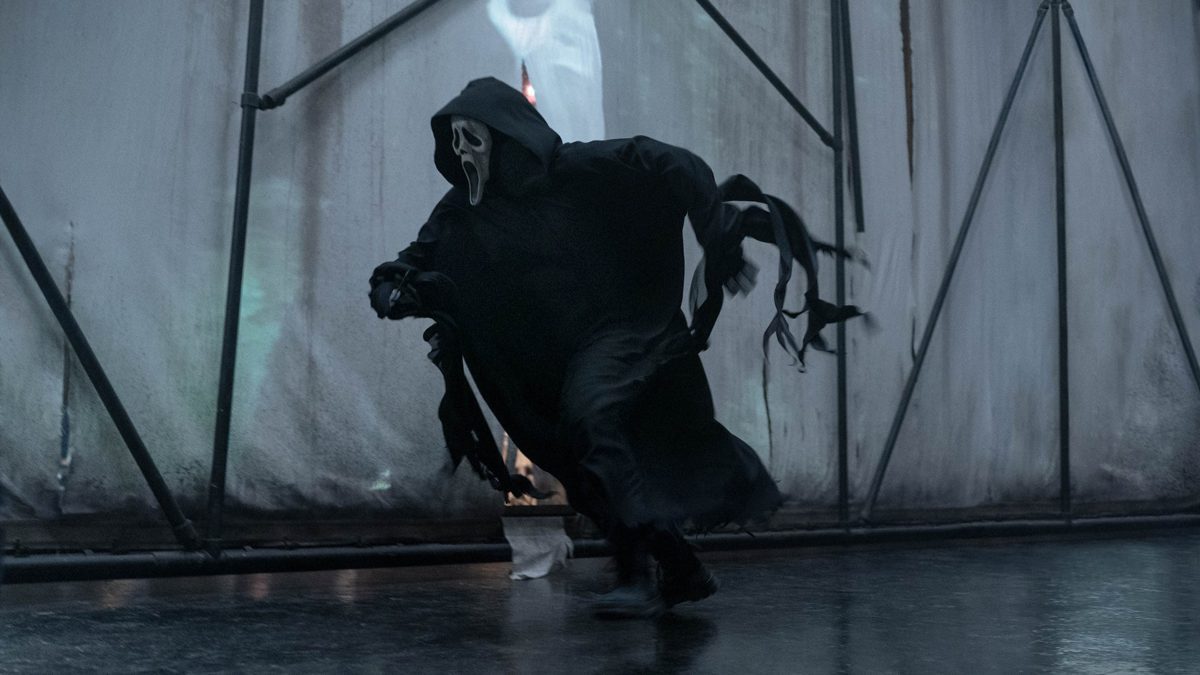 Dans cette nouvelle image exclusive de Scream VI, vous pouvez voir Ghostface terroriser New York avec un changement de masque