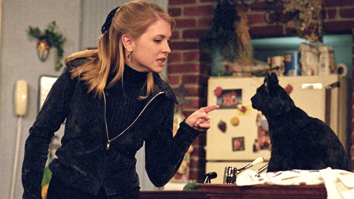 Melissa Joan Hart, de Sabrina: The Things of Witches, révèle comment Salem le chat l'a aidée à prendre des choses sur le plateau