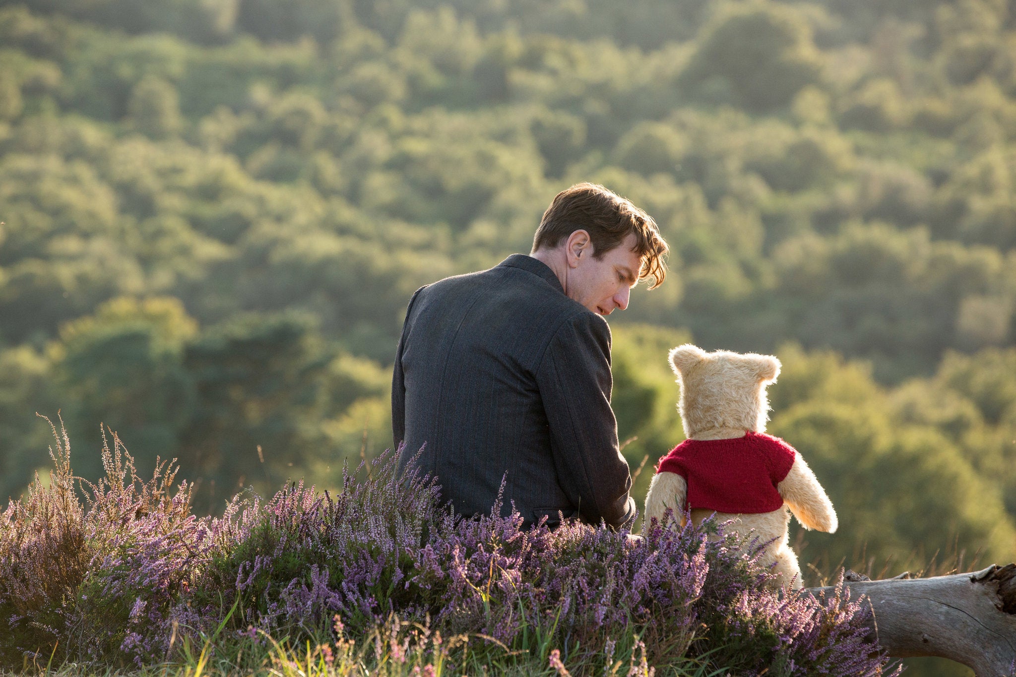 Christopher Robin (2018) a également présenté une version désabusée du personnage principal, mais celle-ci semble être un peu plus sombre.  Source de l'image : Disney.