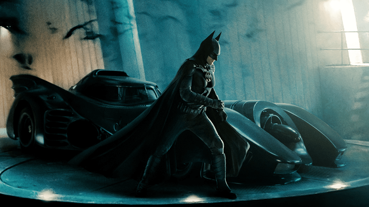 Ces nouvelles affiches de The Flash nous permettent de voir la Batmobile et la Batcave du Batman de Michael Keaton