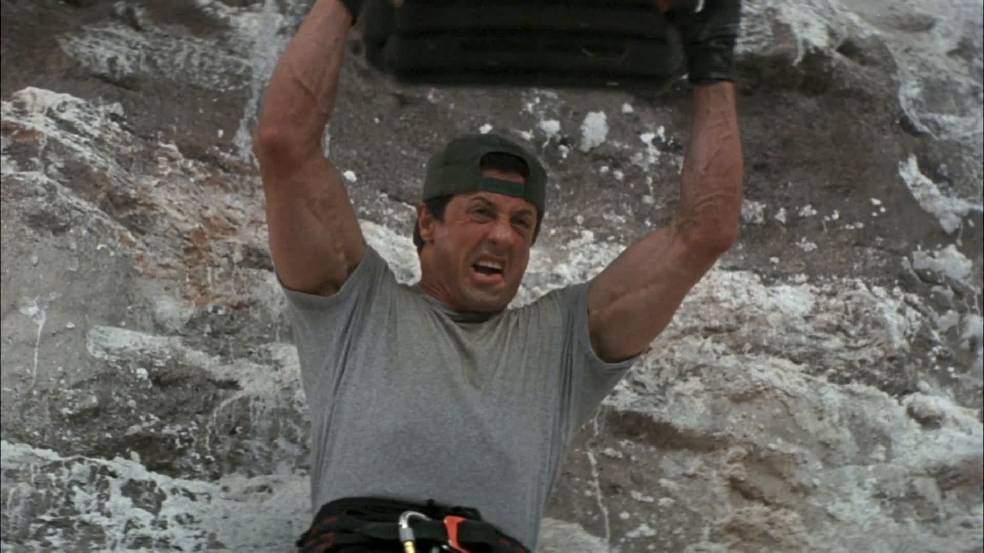 Cliffhanger a présenté Stallone comme un alpiniste qui s'emmêle avec un groupe de criminels.  Source photo : IMDB