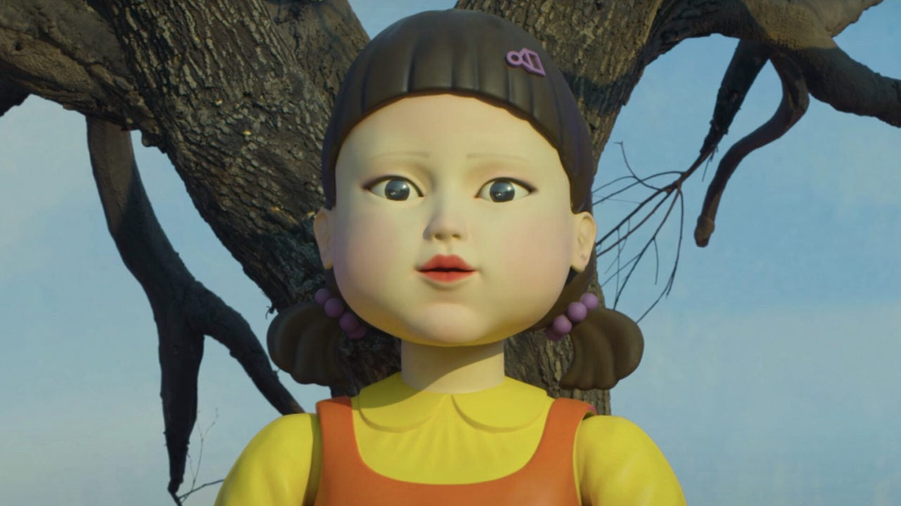 La grande poupée animatronique est de retour pour hanter vos rêves.