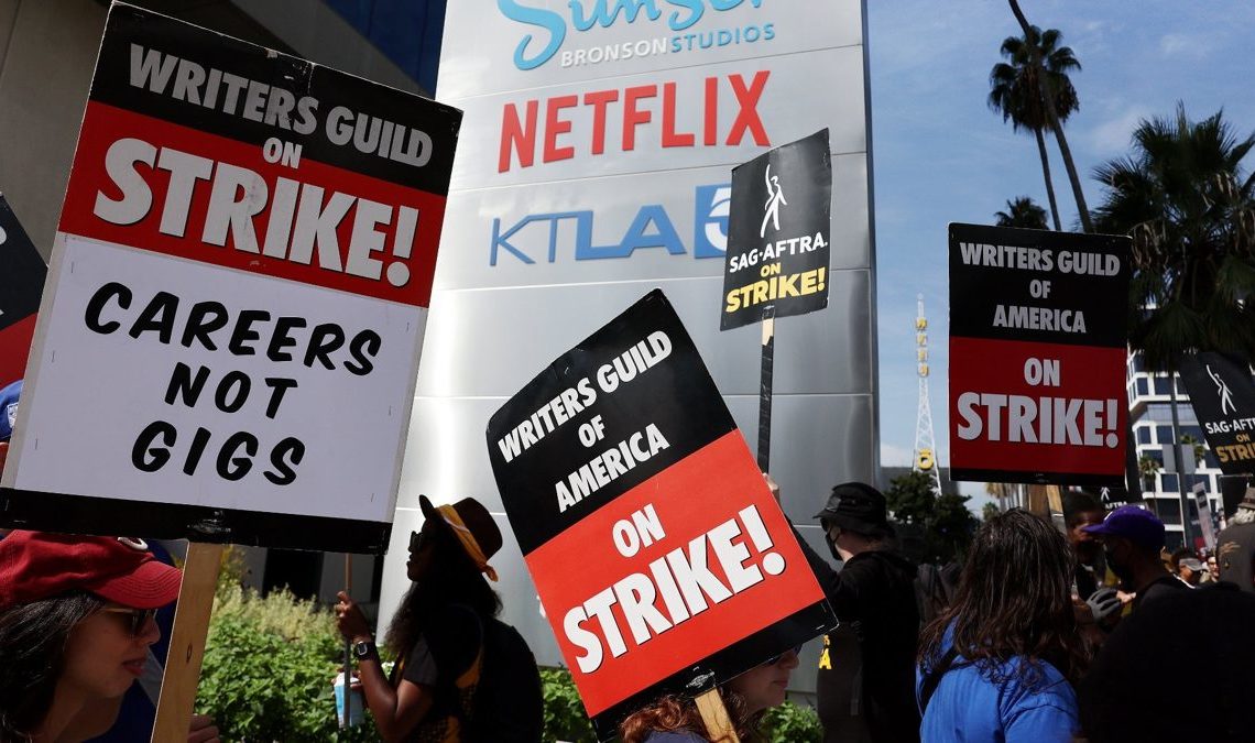 Les scénaristes d'Hollywood franchissent une dernière étape pour mettre fin à la grève