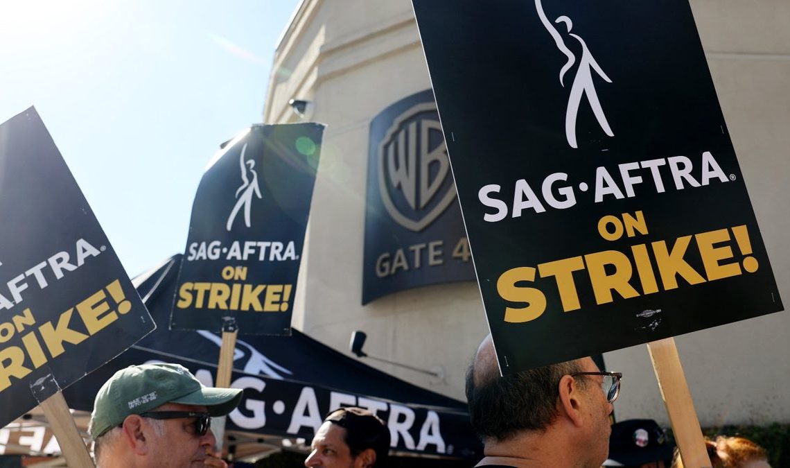 La grève des acteurs hollywoodiens se termine demain : la SAG-AFTRA conclut un accord provisoire avec les studios