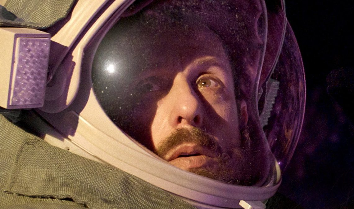 Spaceman : Adam Sandler dans un vaisseau spatial parlant à une araignée géante