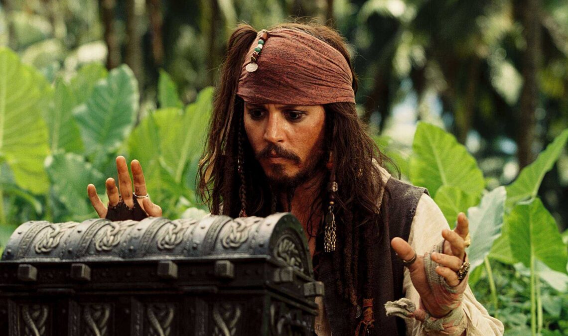 Peut-être pas dans le rôle de Jack Sparrow, mais le nom de Johnny Depp continue d'être entendu dans la production de Pirates des Caraïbes