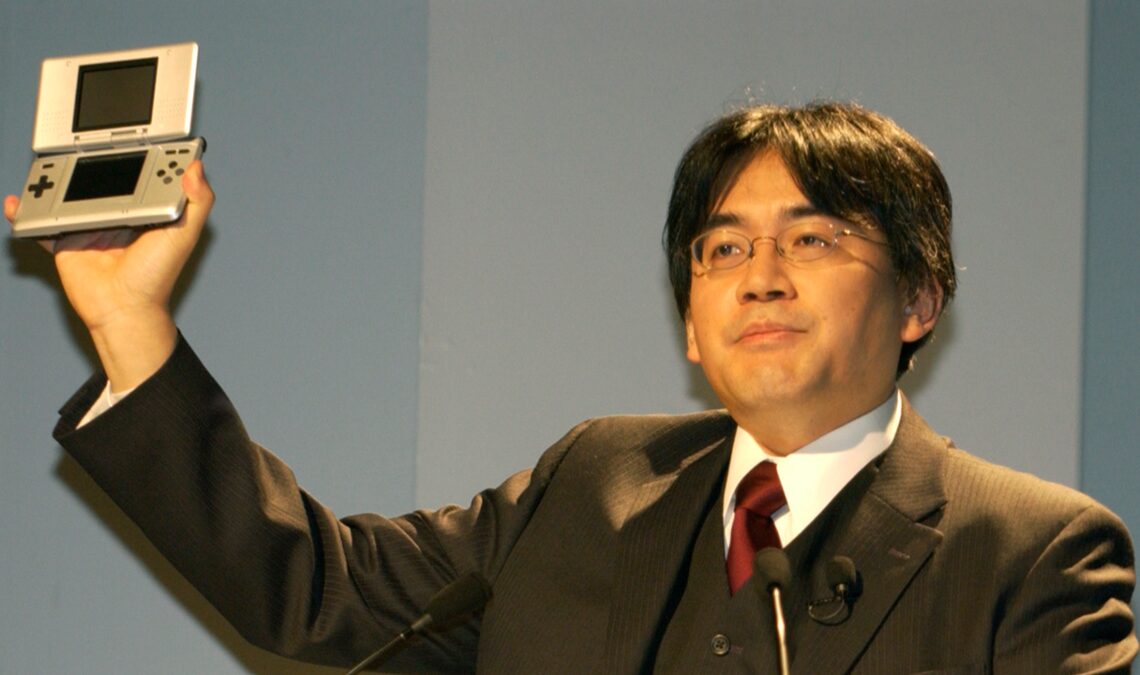 Une interview inédite de Satoru Iwata apparaît, dans laquelle il s'enthousiasme pour la Nintendo DS et donne des indices sur la Wii.
