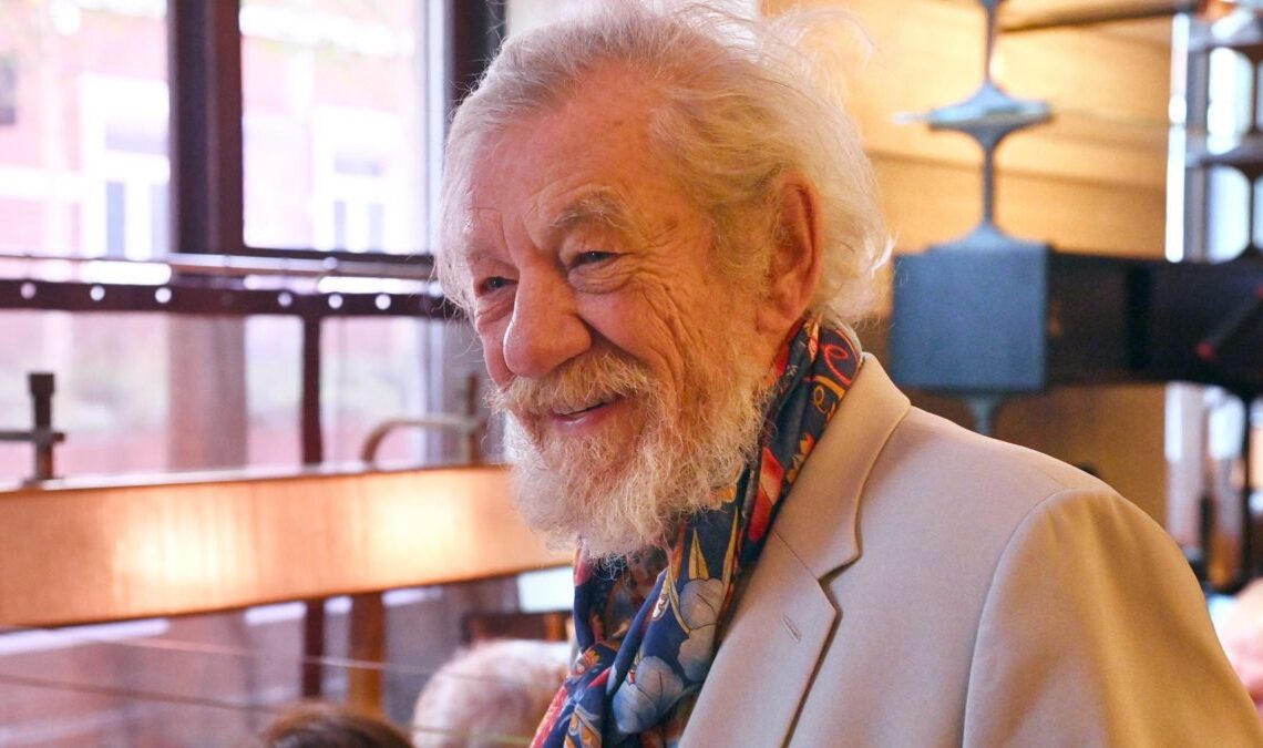 Ian McKellen subit une chute spectaculaire lors d'une représentation à Londres