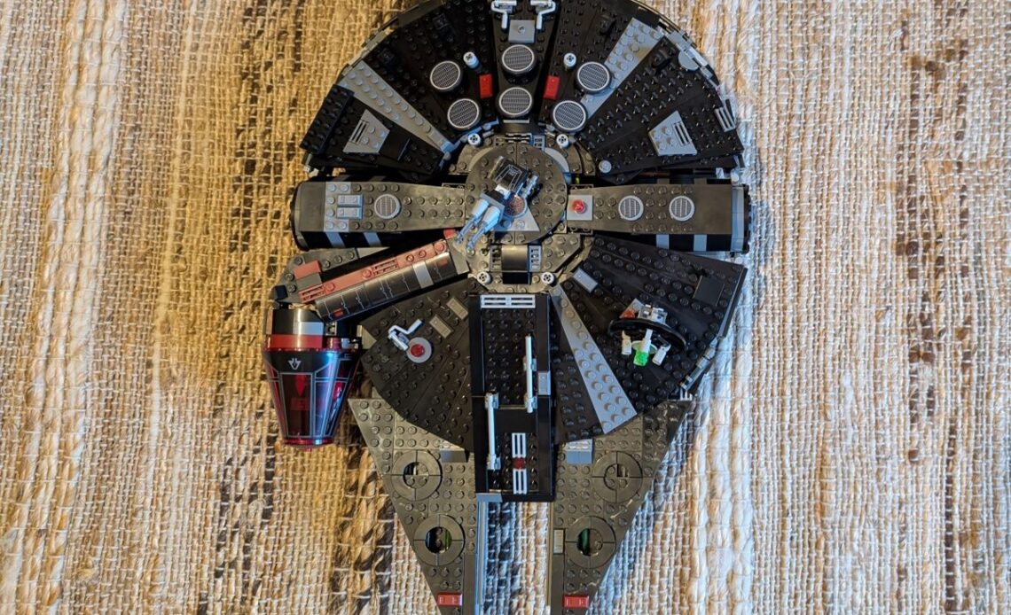 Bienvenue dans le côté obscur. Nous construisons le LEGO Dark Falcon, le frère « maléfique » de l'emblématique Millennium Falcon