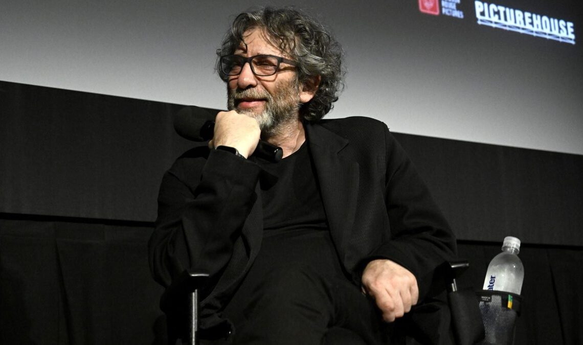 Neil Gaiman propose de se retirer de la saison 3 de Good Omens suite à des allégations d'agression