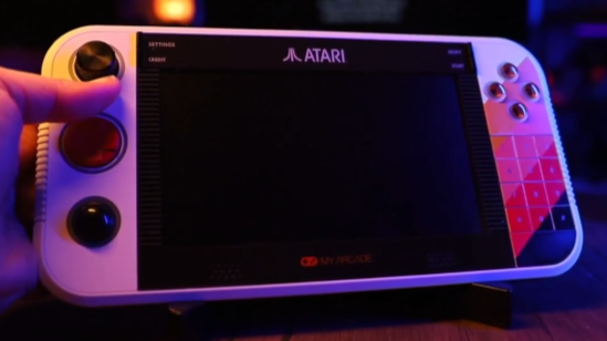 La nouvelle Gamestation Go d'Atari combine les contrôleurs Trak-Ball, Paddle et Keypad dans une seule console portable