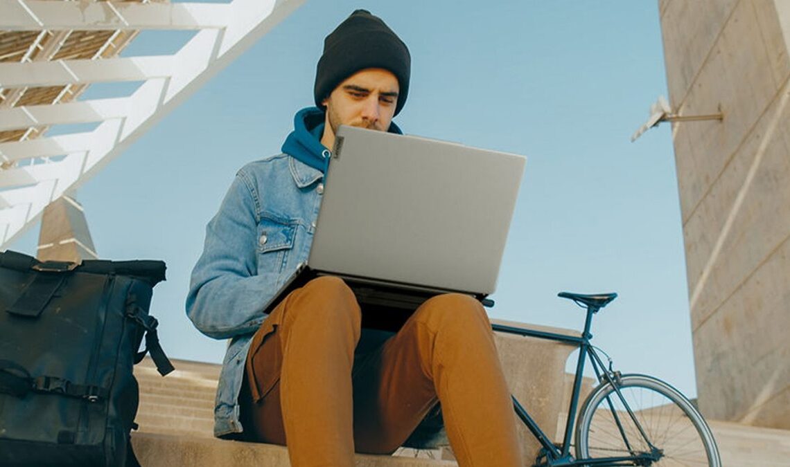Cette bête d'ordinateur portable Lenovo, avec 32 Go de RAM et d'écran OLED 2k, reçoit une baisse de prix importante de 400 euros