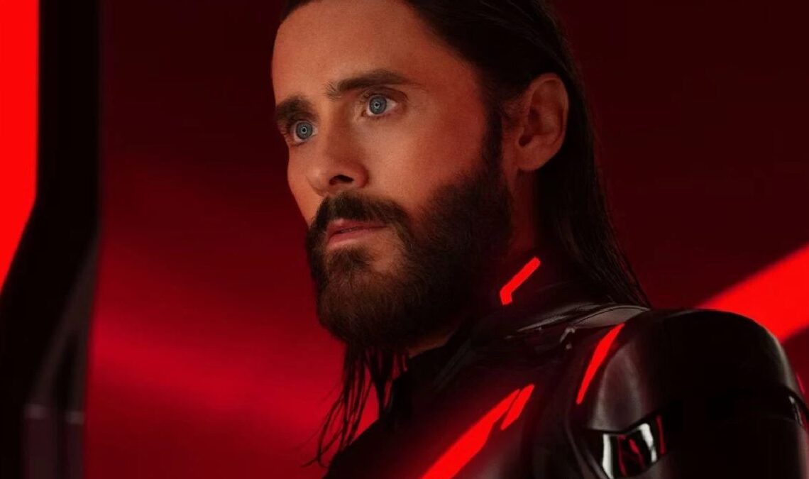 Jared Leto se désintégre et revient dans la nouvelle bande-annonce de Tron: ARES