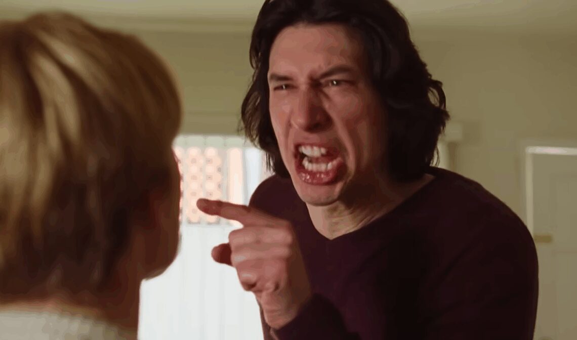 La discussion intense entre Scarlett Johansson et Adam Driver est utilisée pour effrayer les loups dans la vraie vie. Oui, tu lis bien