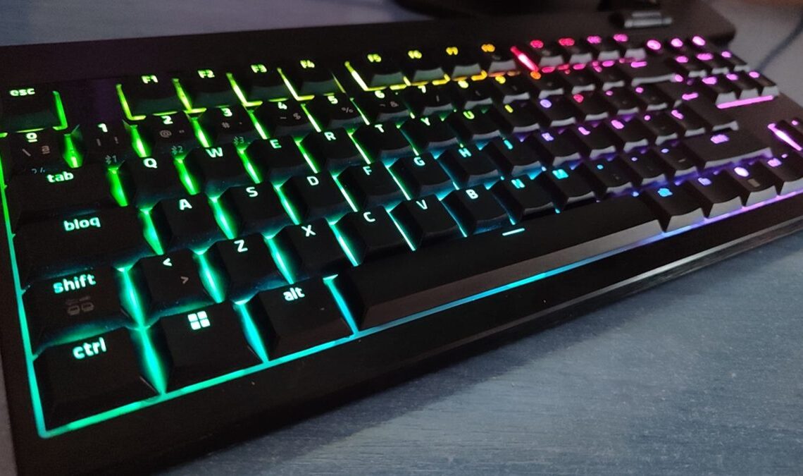 Razer Blackwidow V4 Hyperspeed à profil bas: conception compacte et fonctions avancées pour une expérience premium