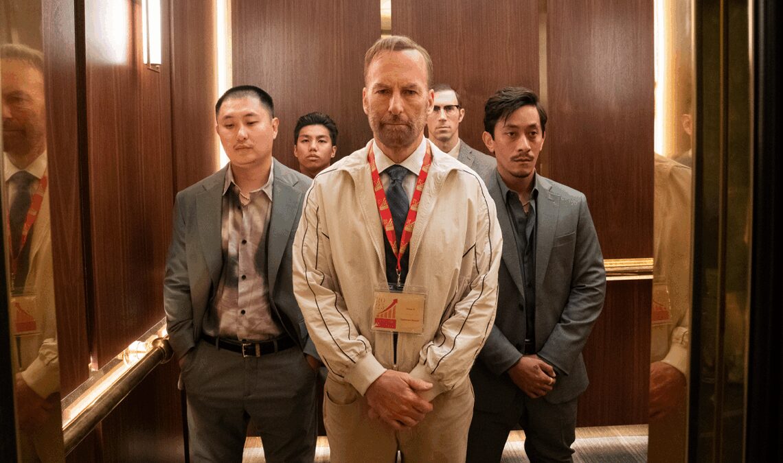 Une salade de coups de poing avec n'importe qui 2. Bob Odenkirk vous prépare à la grande première de la semaine avec cette vidéo non publiée vous attend