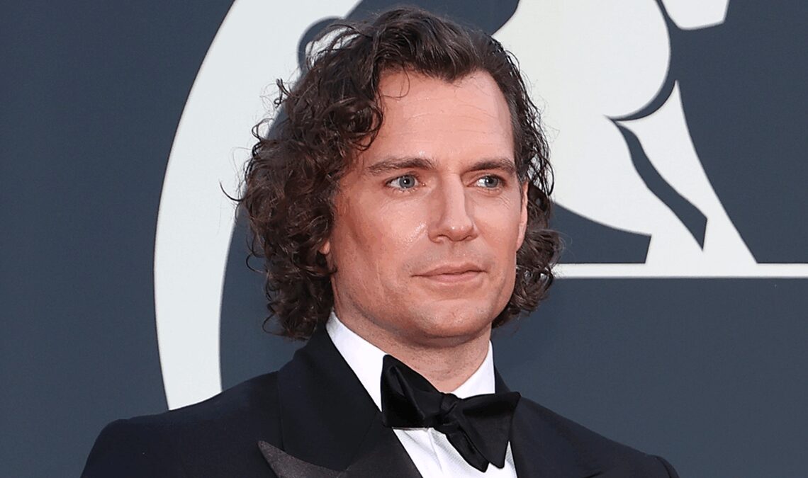 Henry Cavill réapparaît avec la poésie et le pied bandé après son récent accident lors du tournage de son nouveau film