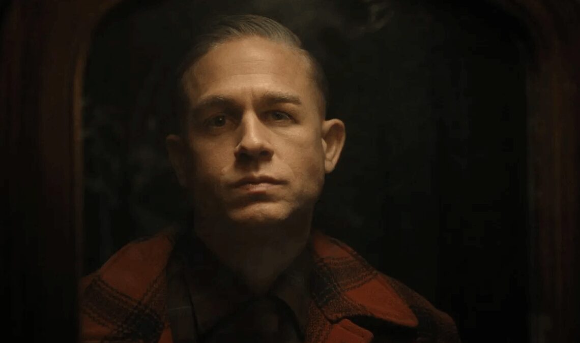 Monster: L'histoire d'Ed Gein reçoit une nouvelle bande-annonce avec un Charlie Hunnam méconnaissable