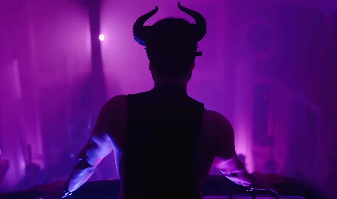 Après l'avoir tué en streaming, cet acteur change complètement de registre dans cette nouvelle série mystère