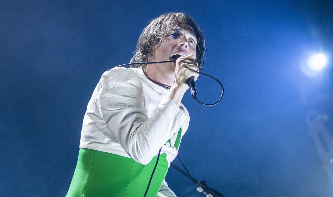 Le chanteur de My Chemical Romance, Gerard Way, fait une pause au milieu du concert pour parler de Baldur's Gate