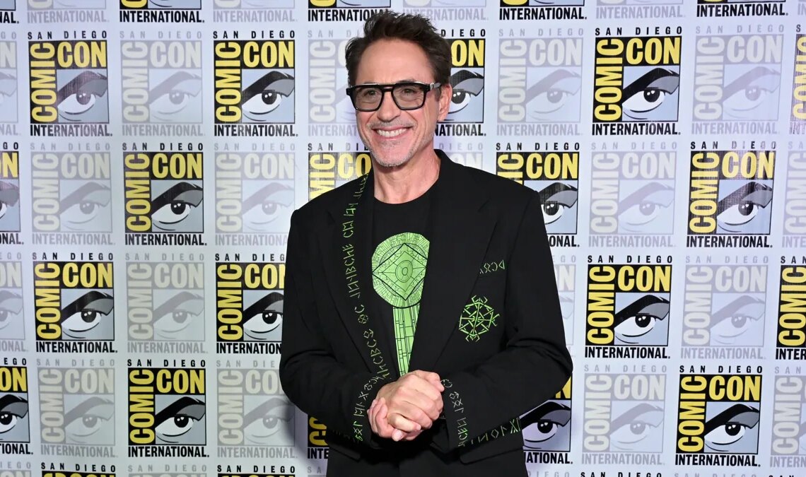 Robert Downey a caché un message secret dans sa veste lors du panel Marvel Comic Con, et les fans l'ont déjà déchiffré
