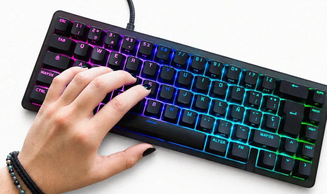 Vous recherchez un clavier compact qui ne sacrifie rien en cours de route ? J'ai testé l'HyperX Alloy Origins 2 65 et le hot-swap lui convient à merveille